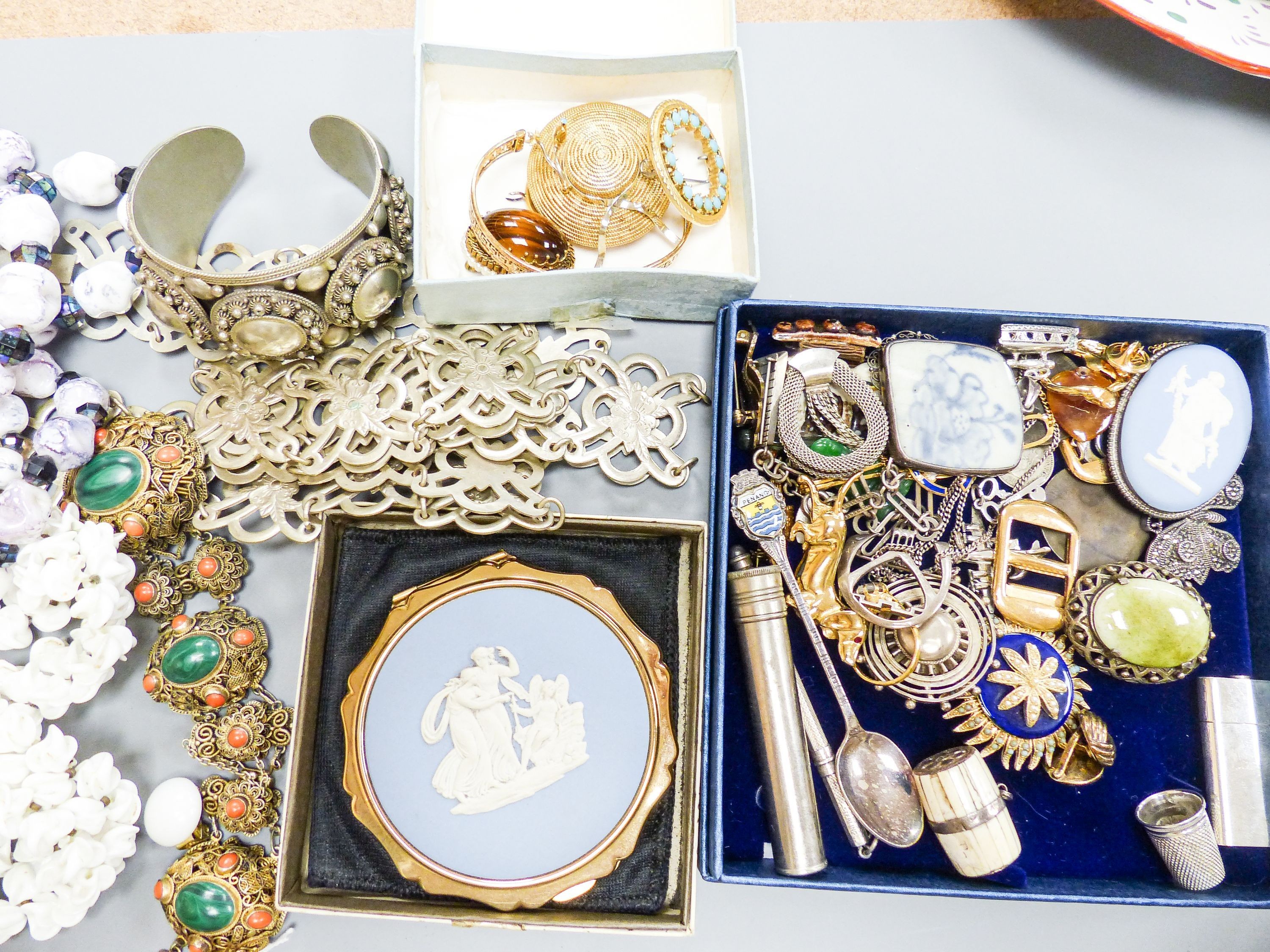 Assorted costume jewellery, including a malachite and coral set filigree bracelet.